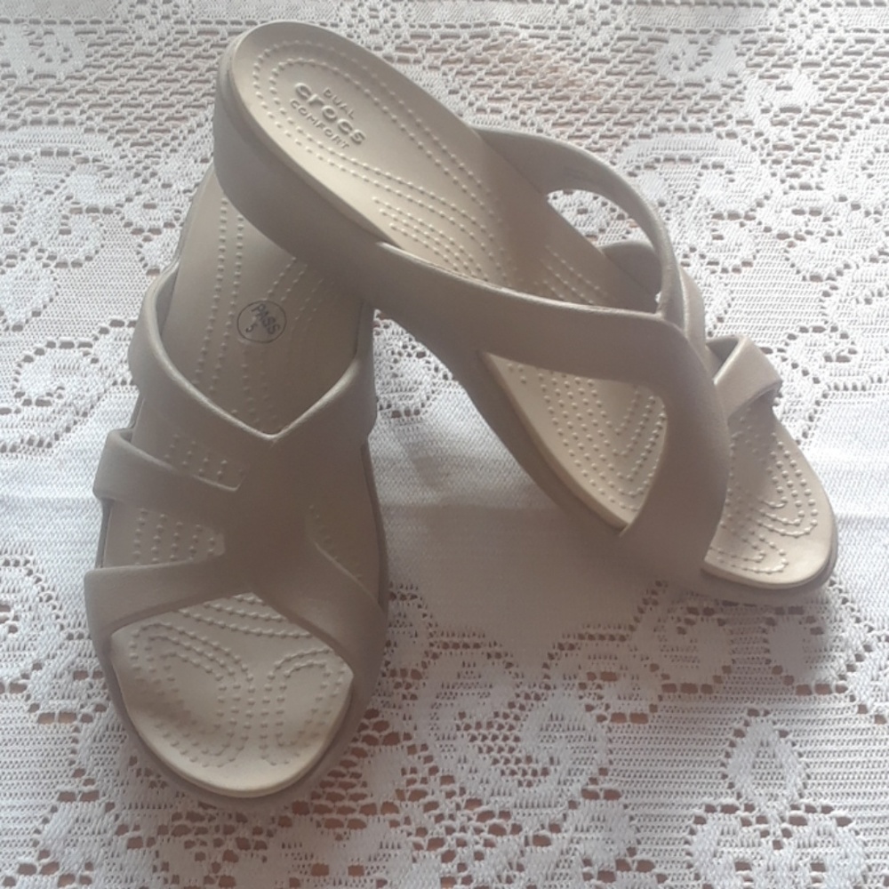*Like New* Crocs Sanrah Strappy Wedge